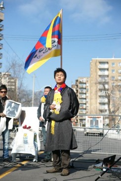 A protestor holding the Tibetan flag at National Uprising Day. ANTHONY LAMA/THE VARSITY